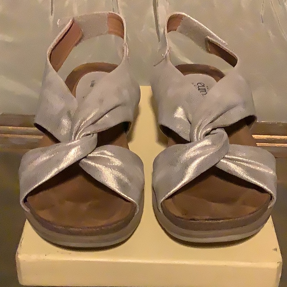 Euro soft by SOFT…gold metallic flat sandals
